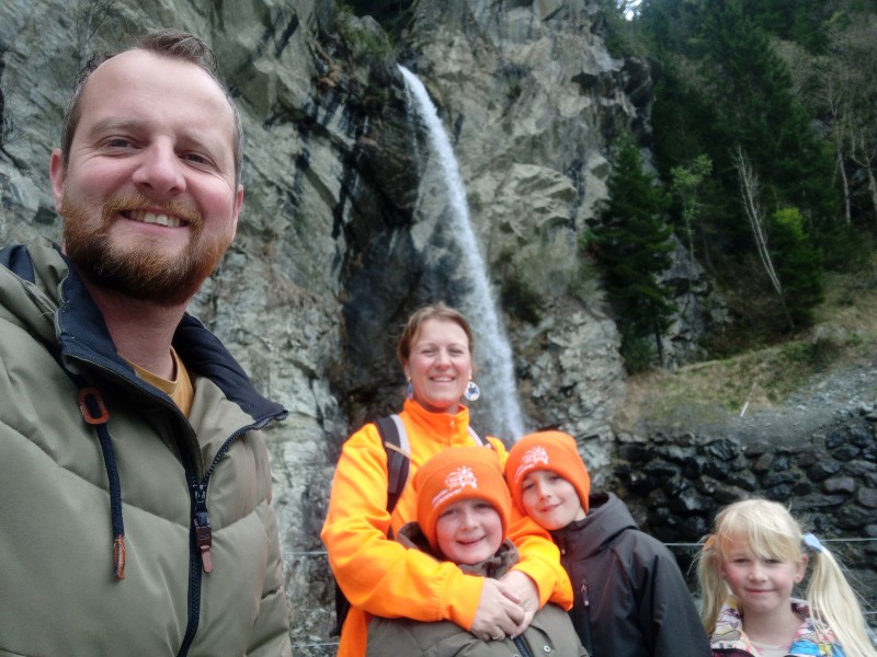 landal-hochmontafon-balbierfall-gezin-emma-voor-waterval-800