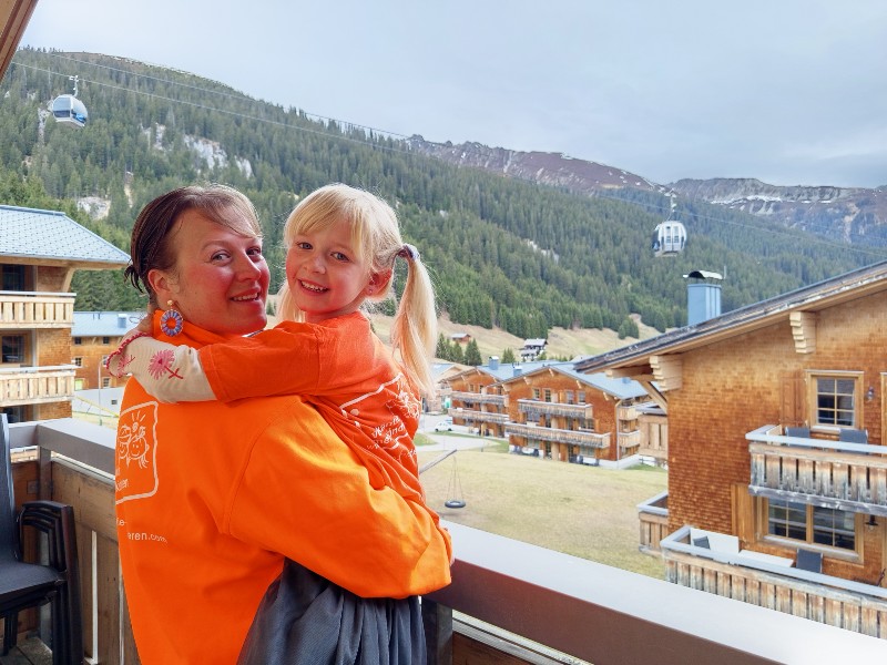 landal-hochmontafon-emma-en-dochter-voorzijde-balkon-800