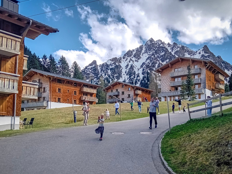 Dochter Emma wandelt naar beneden bij Landal Hochmontafon