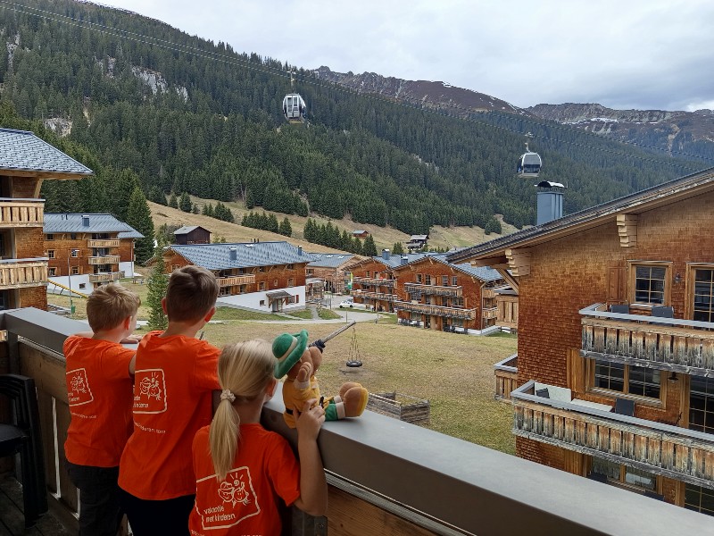 landal-hochmontafon-voorzijde-balkon-emma-kinderen-800