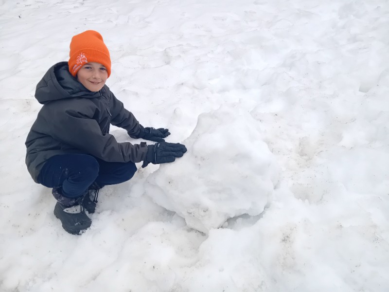 Thoma in de sneeuw in de bergen bij Landal Hochmontafon