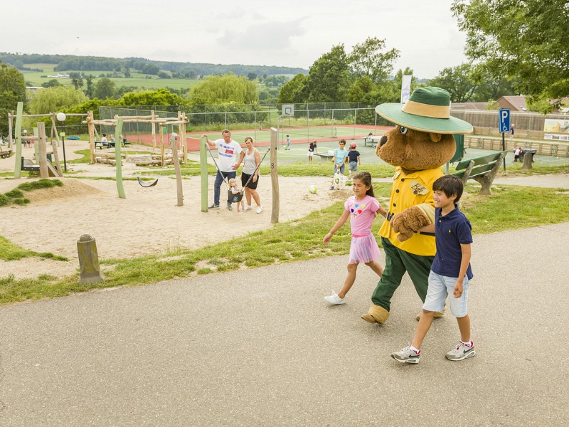 Bollo aan de wandel met twee kinderen