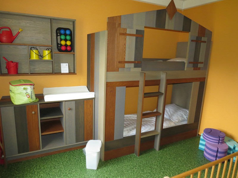 kinderkamer met stoer houten bed