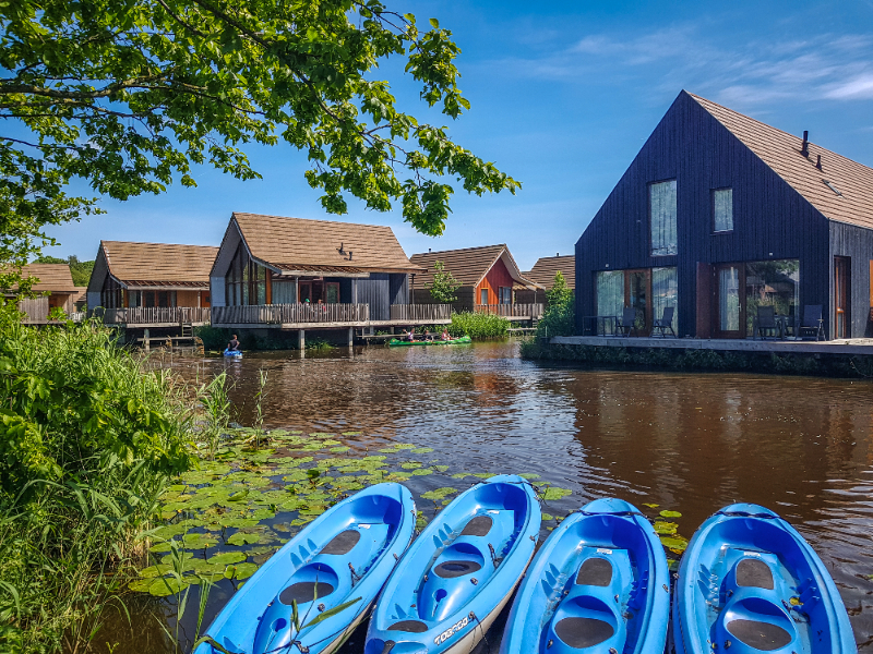 Uitzicht op de mooie vakantievillas van het duurzame vakantiepark de Reeuwijkse Plassen