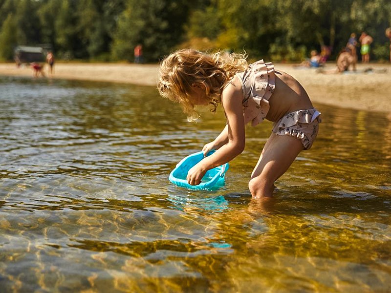 Kindje spelen in het water van Weddermeer