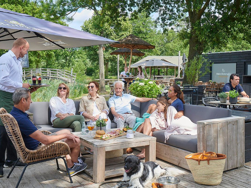 Lekker een drankje doen op het terras van Landal Klein Oisterwijk