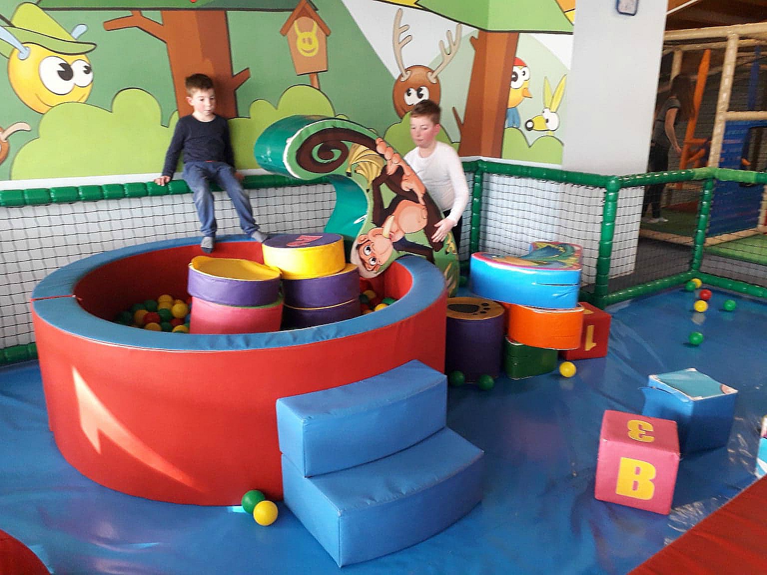 Spelen in de binnenspeeltuin van Landal Marina Lipno