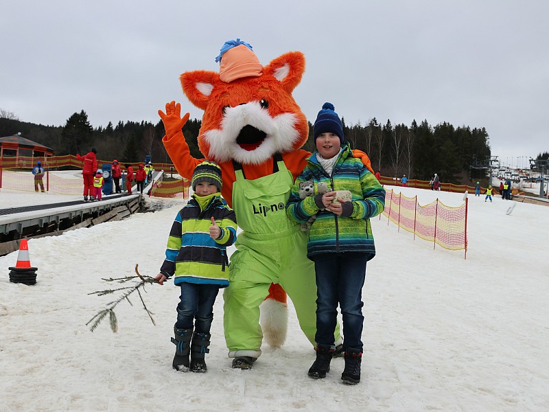 Op de foto met de mascotte van Fox park