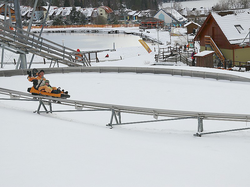 Sjezen in de rodelbaan met papa in Tsjechië