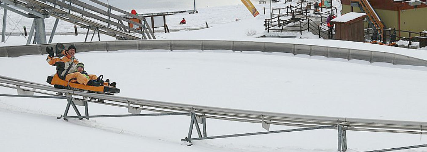 Rodelen tijdens een wintersportvakantie in Tsjechië, hier bij Marina Lipno