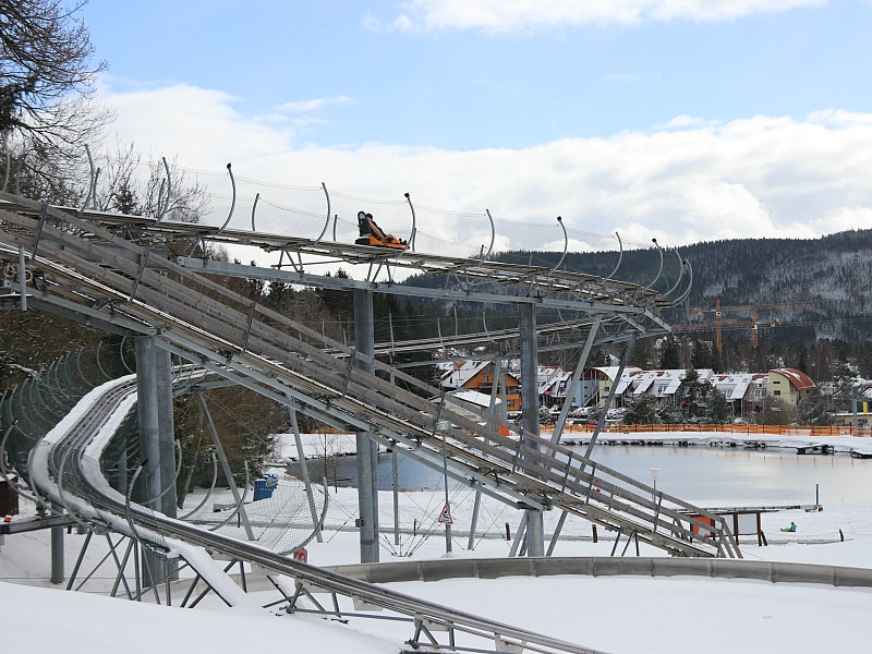 De rodelbaan van Landal Marino Lipno in het winterse landschap