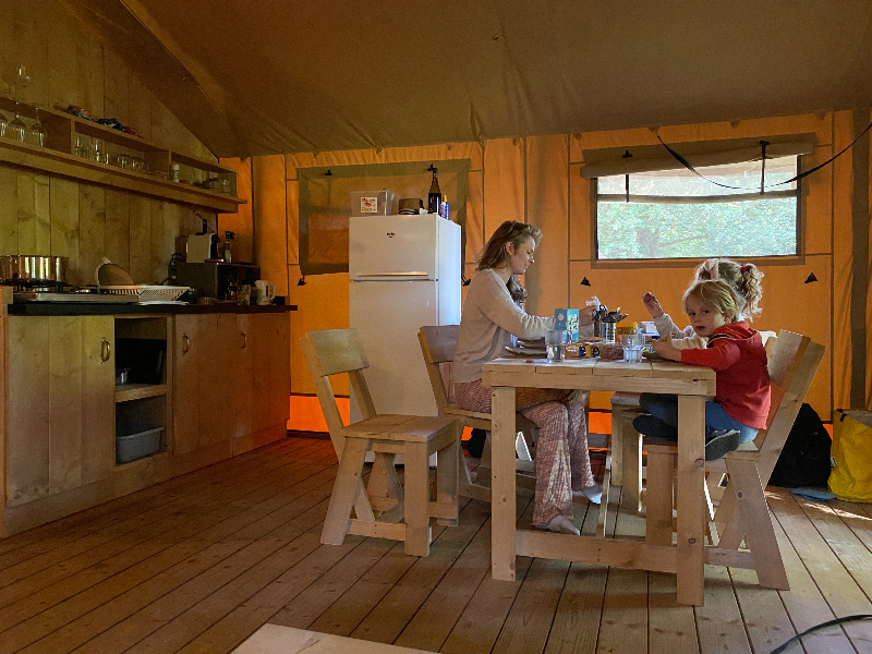 De keuken in een luxe safaritent op Glampingpark Neufchateau