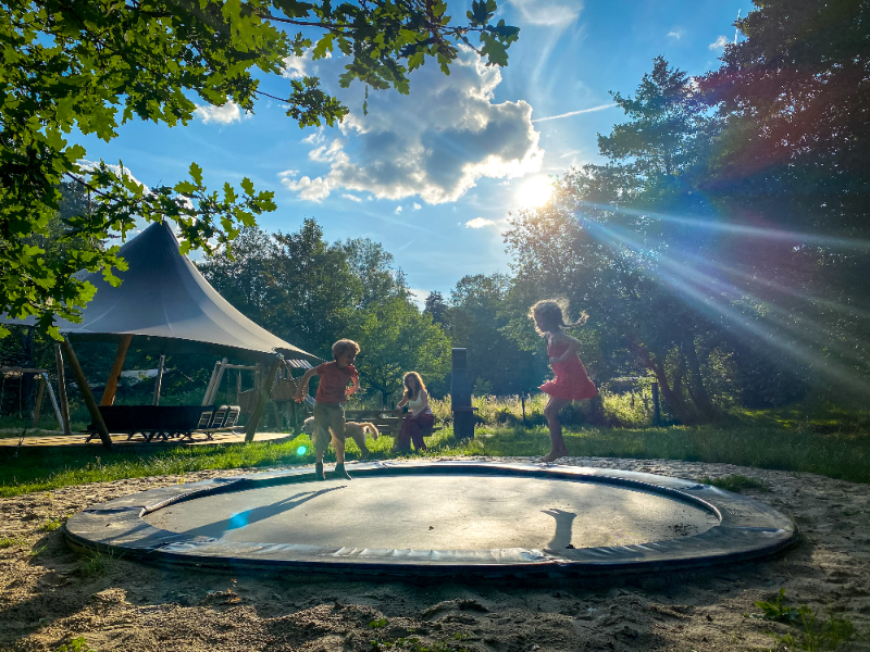 kinderen spelen in de speeltuin van Glamping Neufchateau in de Ardennen