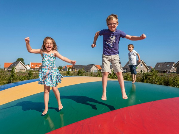 landal-nieuwvliet-bad-airtrampoline-600.jpg