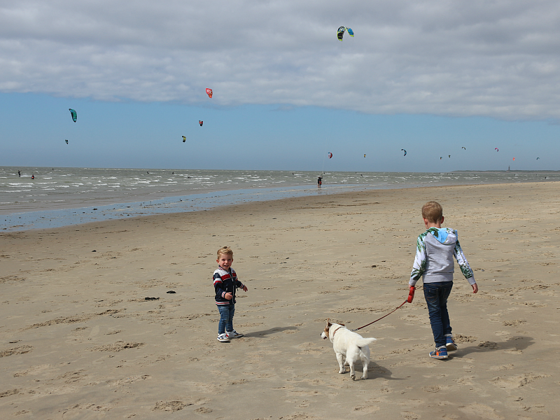 Lekker uitwaaien op het strand bij de kitesurfers!