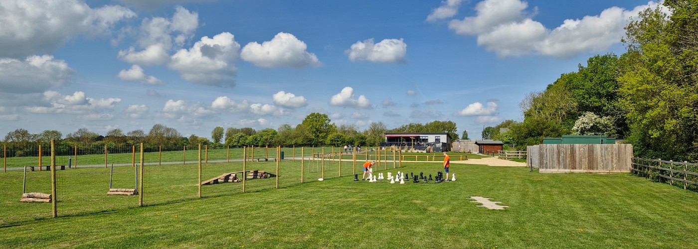Lekker buiten spelen op de glooiende grasvelden van Landal Rockingham