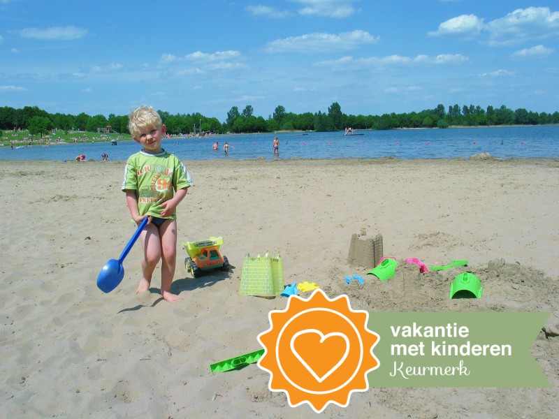 Lekker spelen met zand op het strand bij Landal Stroombroek
