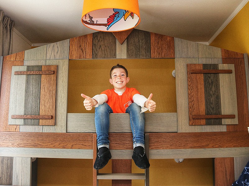 Een leuk stapelbed voor de kids in de kinderbungalow!