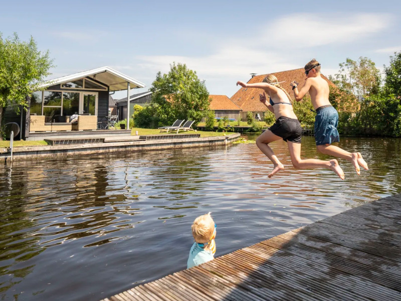 Landal Waterpark Terkaple, kids springen in het water