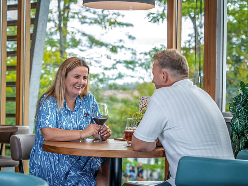 Uit eten in een restaurant bij Landal Wedderplassen