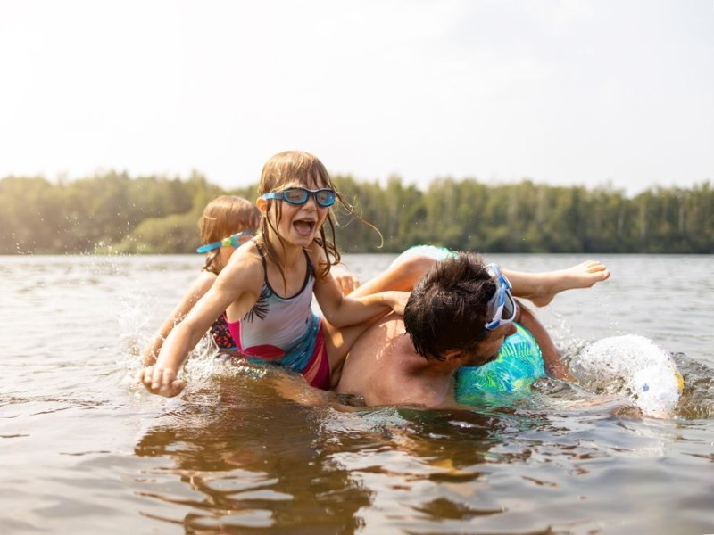 Lekker spelen in het water van het Weddermeer