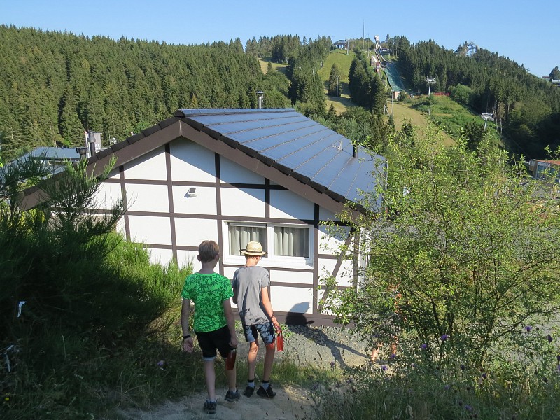 Zeb en Tycho lopen naar ons chalet van Landal Winterberg