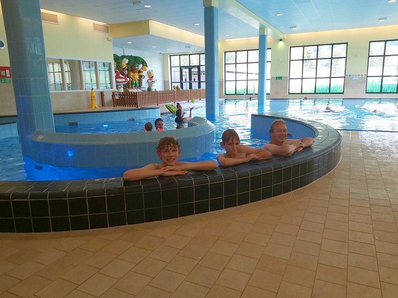 De mannen in het zwembad van Landal Winterberg
