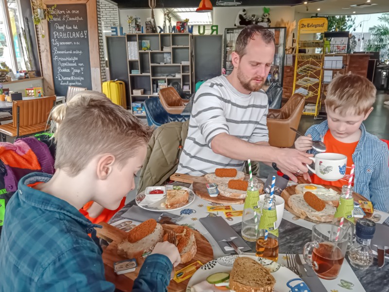Het gezin van Emma aan een lekkere boerenlunch in de B&B op Landgoed Ruwinkel