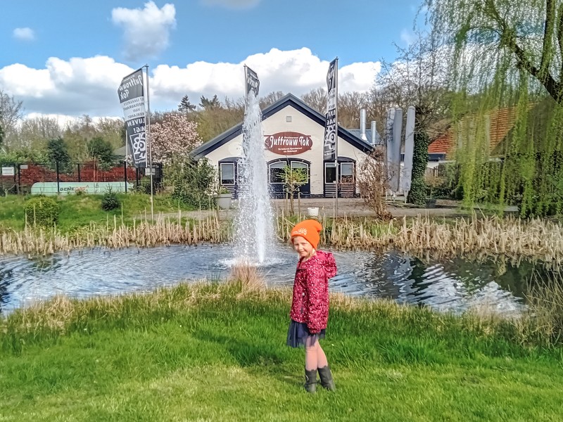 De dochter van Emma voor familierestaurant Juffrouw Tok op Landgoed Ruwinkel