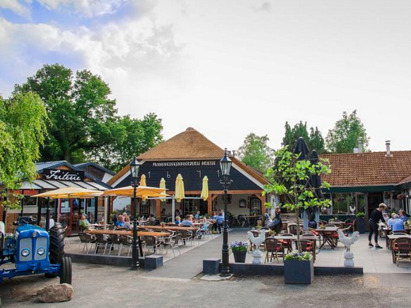 pleintje met terras op vakantiepark Ruwinkel