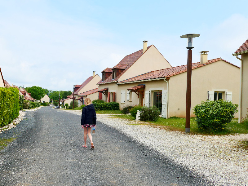 Sanne loopt langs de ruime villa's