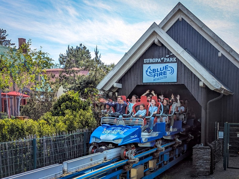De Blue Fire Megacoaster wordt gelanceerd