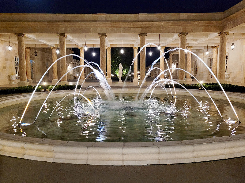 De fontein bij het Le Grand Siècle hotel in Puy du Fou