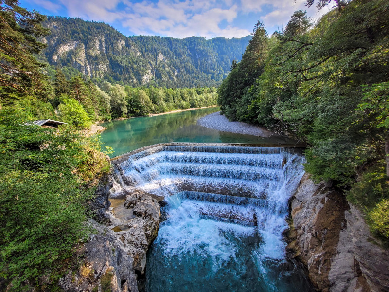 De Lechfall met blauw water