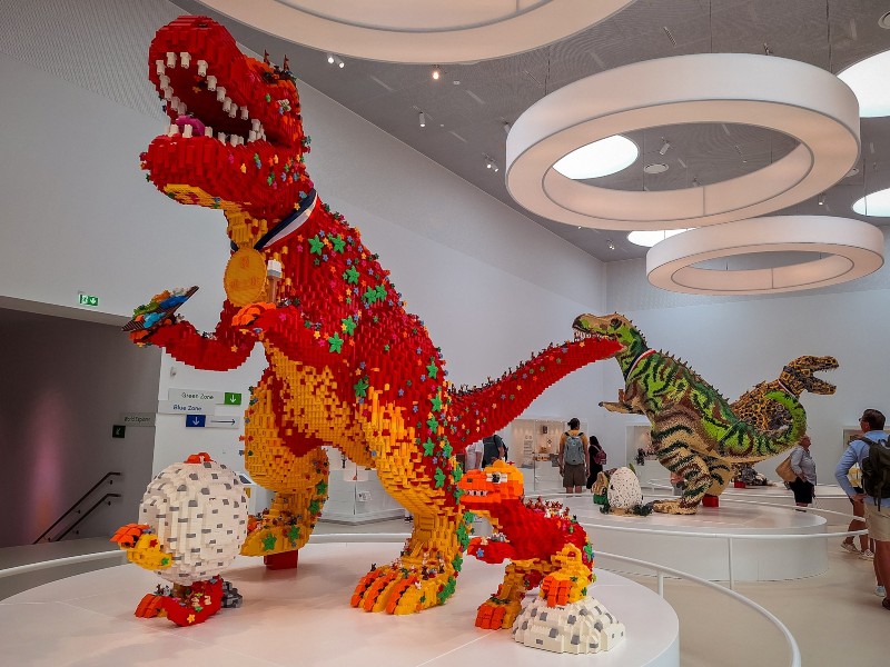 Een van de levensgrote dino's