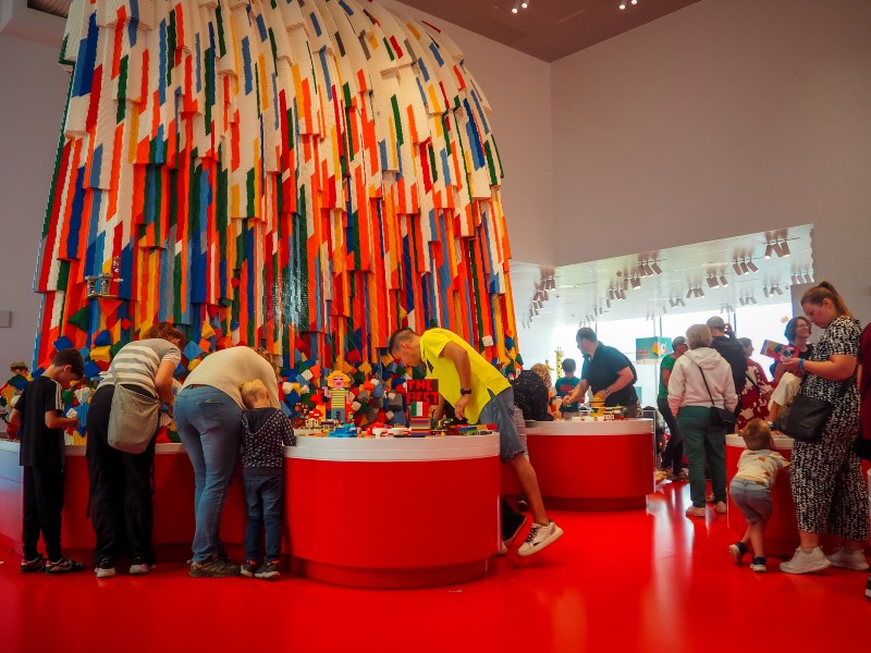Bouwen onder de prachtige lego waterval