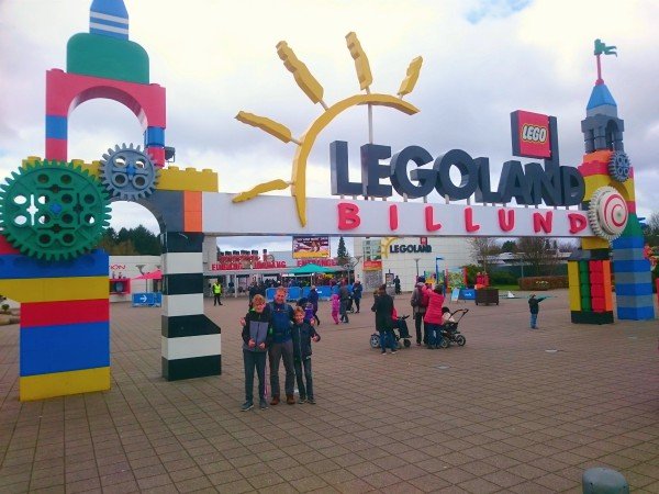 poseren bij de ingang van legoland billund