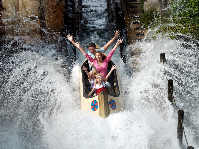 Gezin geniet in een van de vele attracties van LEGOLAND Billund in Denemarken