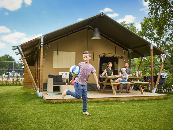 gezin voor de glamping tent