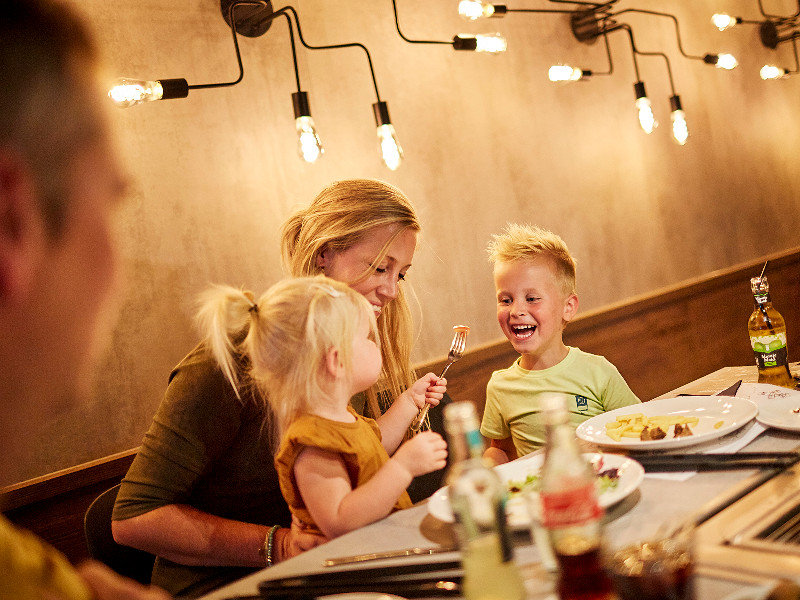 Gezin uit eten bij restaurant Grillo