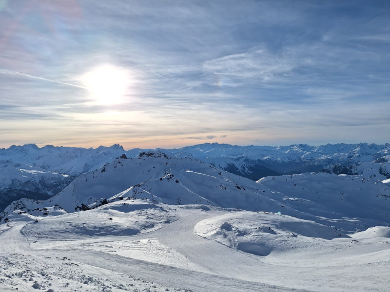 Uitzicht over de toppen van Val Thorens, onderdeel van Les 3 Vallées