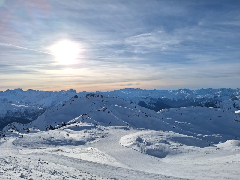 Uitzicht over de toppen van Val Thorens, onderdeel van Les 3 Vallées.