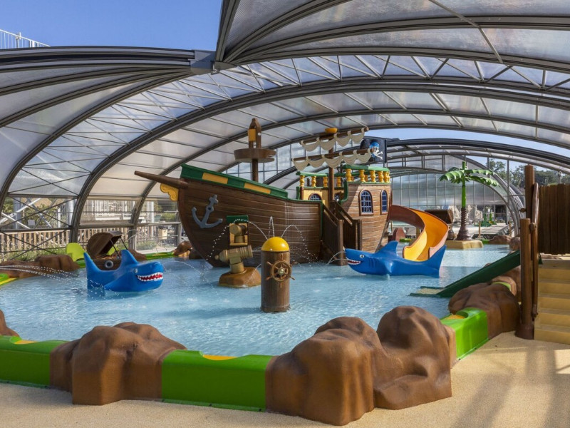 Leuk zwembad met piratenschip voor de kleintjes