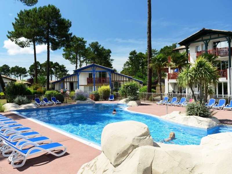 Zwembad bij Les Greens du Bassin