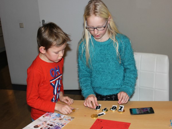 Puzzelen met letters op chocolademunten