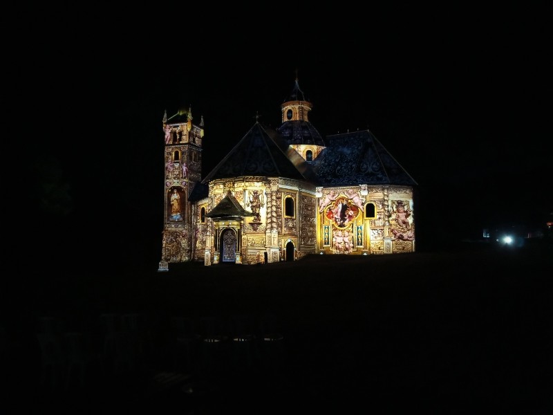 De barokke kerk uit de 17de eeuw staat mooi in het licht