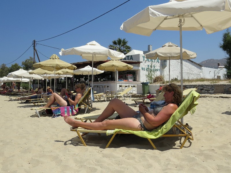 We huren een ligbed op Saint George beach