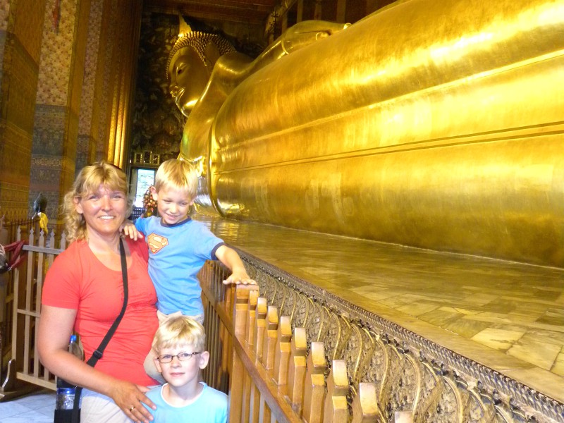 Met de kinderen bij de liggende Boedha in Wat Pho