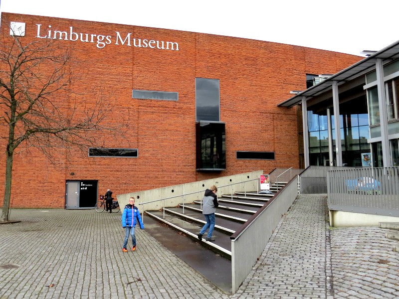 De ingang van het Limburgs Museum in Venlo