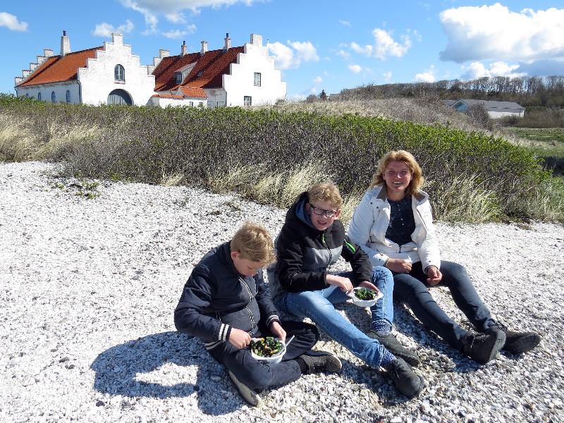 We eten onze eigen vangst op het strand van de Limfjord